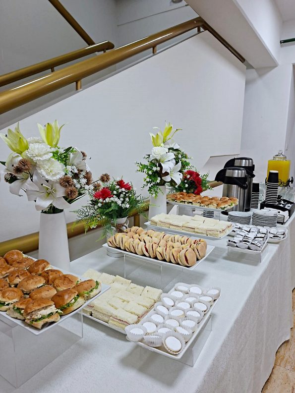 1 Coffee a2 Estación de café con arreglo floral para evento corporativo