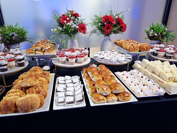 Mini postres y cupcakes con frutos rojos para coffee break