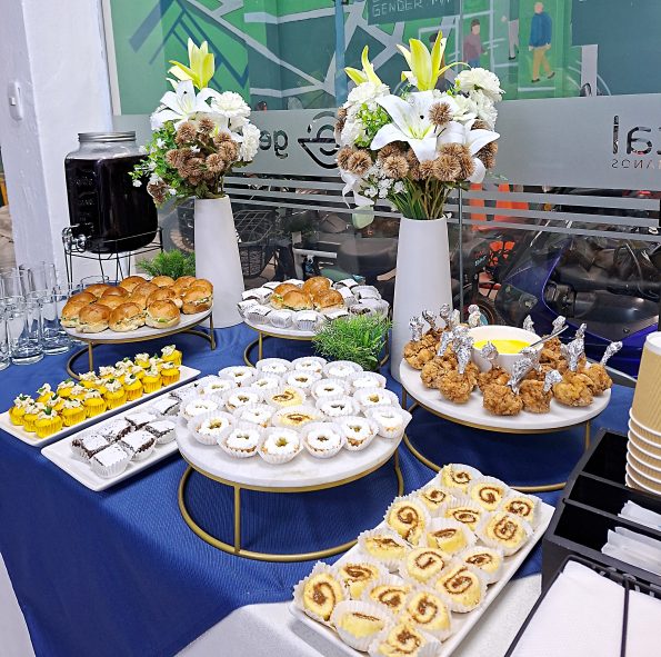 1 Mesa decorada con flores y panes para coffee break empresarial en Lima