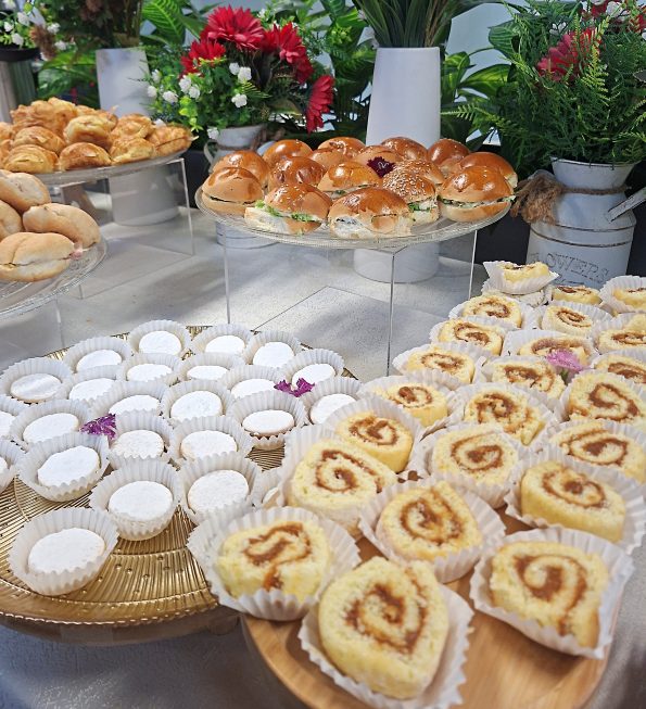 Mesa de bocaditos dulces con mini postres y frutos rojos en Lima