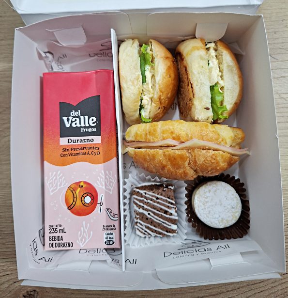 Box lunch empresarial con jugos y snacks empacados en Lima