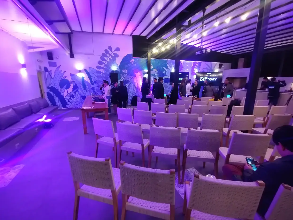 Salón de eventos en Lima con luces LED moradas en paredes y techo para una presentación corporativa