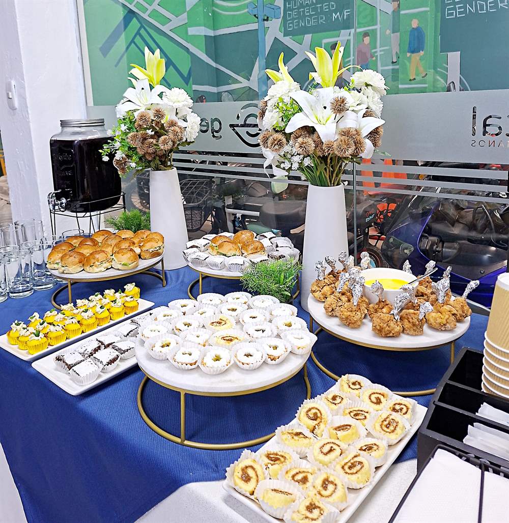 Mesa de bocaditos dulces y salados para un evento de empresa