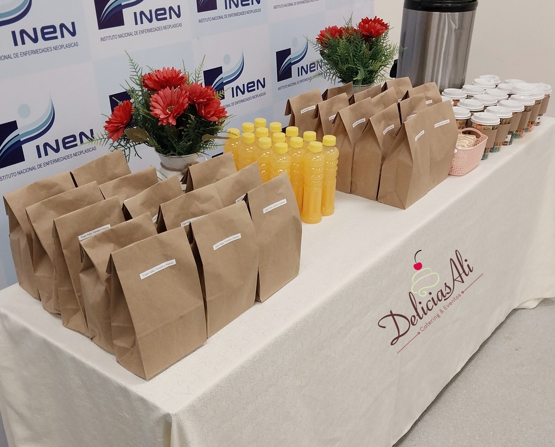 Box lunch en bolsas individuales con jugo natural y café, listos para entregar en una empresa en Lima