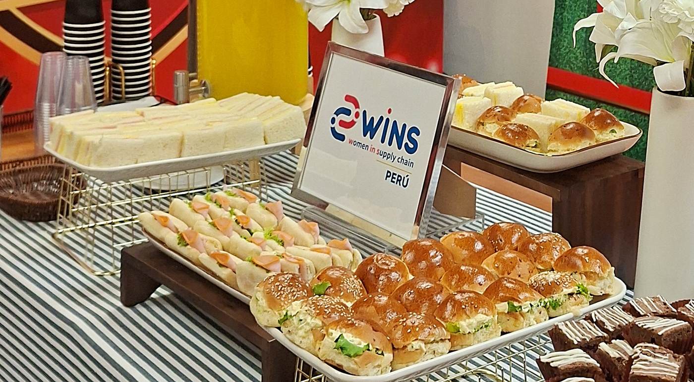 Coffee break para empresas con mini sándwiches, triples y brownies en un evento corporativo