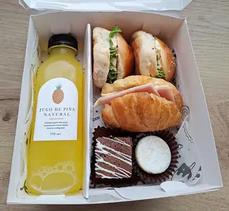 Box lunch corporativo con bocaditos y bebida para capacitaciones en Lima