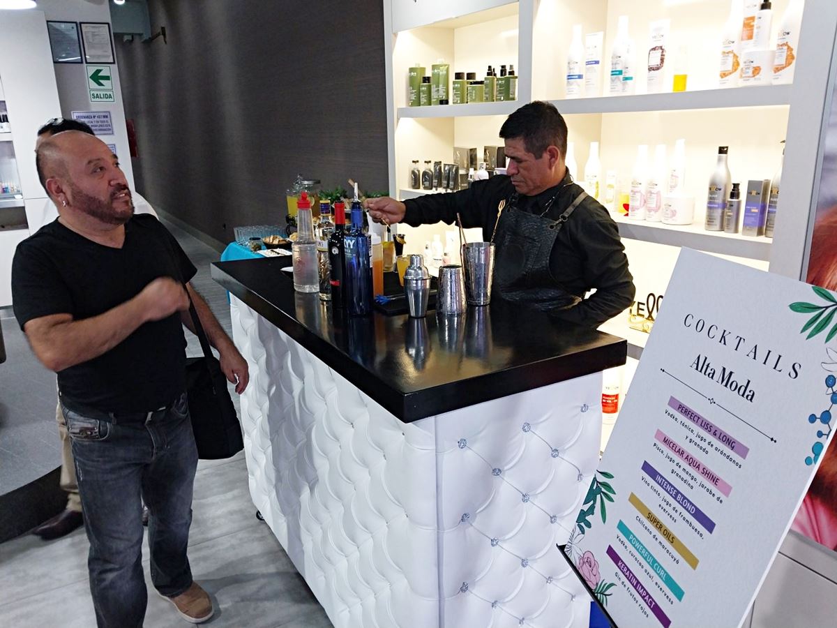 Bartender preparando cócteles en una barra para un evento de empresa